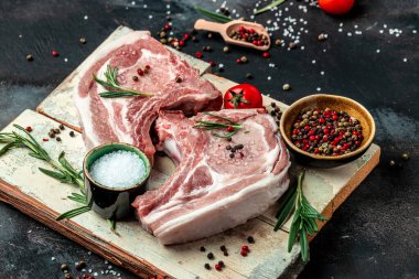 Biberiye ve tuzlu domuz pirzolası, ahşap tahtada biber. Lezzetli dengeli gıda konsepti.