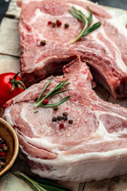 Pişirmeye hazır malzemeli taze çiğ domuz eti. dikey görüntü. en üstteki görünüm.