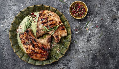 Domatesli ızgara biftek ve metal tepside biberiye. Uzun afiş biçimi. en üstteki görünüm.