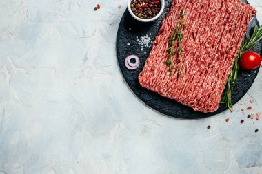 Hafif arka planda taze kıyma. afiş, menü, metin için tarif yeri, üst görünüm.