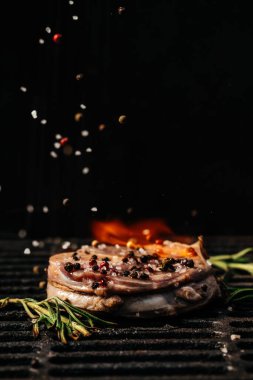 Osso buco dana incik bifteği, mangalda İtalyan ossobuco pişirdi. dikey görüntü. Üst Manzara. metin için yer.