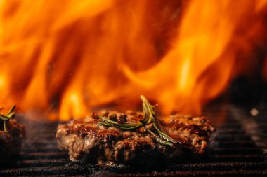 Mangalda pişen hamburgerler. Naneli kuzu burger ve ızgarada kuzu eti..