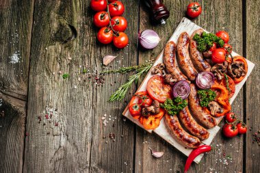 Barbekü menüsü. Tahta tahtada sebzeli leziz bbq aperatifleri ızgara et çeşitleri. afiş, menü, metin için tarif yeri, üst görünüm.