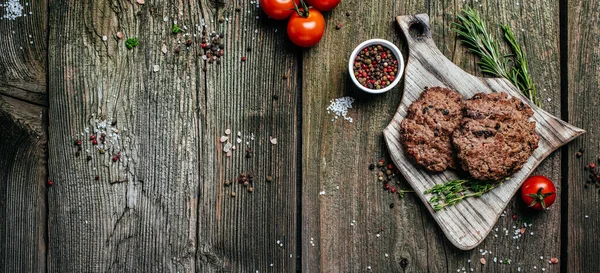 Frische Fleischschnitzel Auf Holzboden Rindersteak Auf Einem Grill Langes Banner — Stockfoto