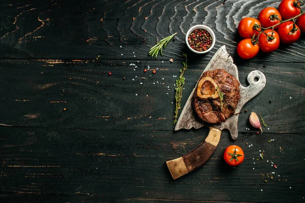 Carne Cotta Sull Osso Stufato Carne Osso Buco Fondo Legno — Foto Stock