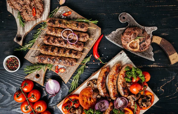 Bbq 돼지고기 소시지 쇠고기 돼지고기 쇠고기를 곁들인 고기와 야채를 맛있는 — 스톡 사진