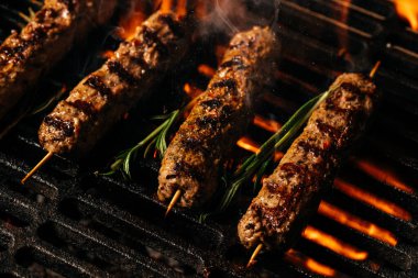 Izgarada kuzu eti, ateşte kuzu eti, ızgarada kuzu eti..