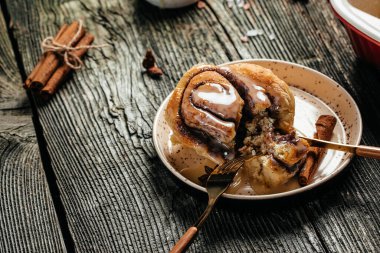Ev yapımı tarçınlı rulo. Tarçınlı çörek. afiş, menü, metin için tarif yeri, üst görünüm.