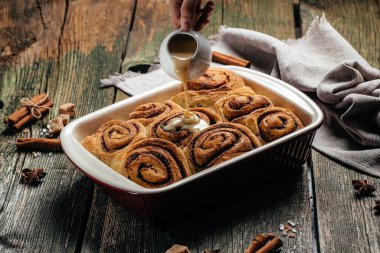 Krema soslu fırında tarçınlı rulo. Yemek tarifi geçmişi. Kapat..