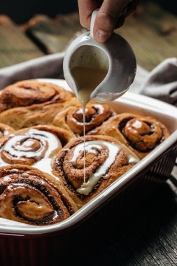 Beyaz krema soslu ev yapımı tarçınlı börek. Tatlı geleneksel tatlı çörekleri.
