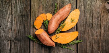 Tahta arka planda çiğ patates. Uzun afiş biçimi. en üstteki görünüm.