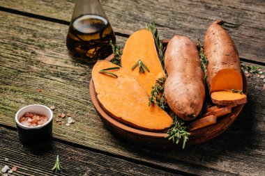 Tahta zeminde çiğ patates ya da yarasa. Yemek tarifi geçmişi. Kapat..