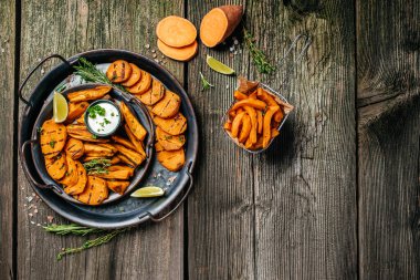 Limonlu patates kızartması ve yoğurt sosu. afiş, menü, metin için tarif yeri, üst görünüm.