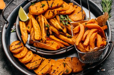 Ev yapımı limonlu ve otlu tatlı patates. Yemek tarifi geçmişi. Kapat, üst görünüm.