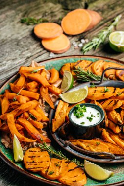 Ev yapımı, limon ve sosisli tatlı patates. dikey görüntü. Üst Manzara. metin için yer.