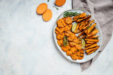 Beyaz arka planda otlu patates kızartması. Vejetaryen gıda konsepti. en üstteki görünüm