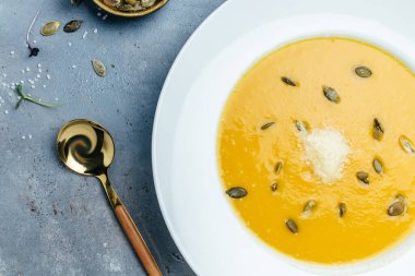 Kavrulmuş balkabağı ve havuç çorbası, kabak çekirdekleri, detoks ve sağlıklı yiyecek kasesi konsepti, pankart, menü, yemek tarifi.,