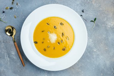 Kavrulmuş balkabağı ve havuç çorbası tohum, bayrak, menü, metin için tarif yeri, üst görünüm,