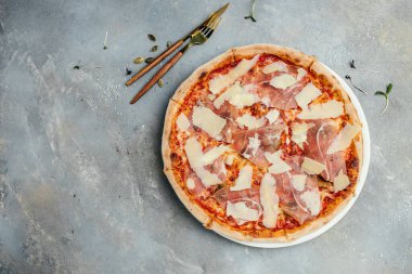 Jambonlu ve parmesanlı pizza. İtalyan mutfağı. afiş, menü, metin için tarif yeri, üst görünüm.