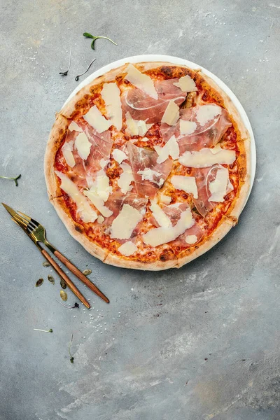 Пицца Ветчины Serrano Сыром Пармезан Итальянская Кухня Вертикальное Изображение Вид — стоковое фото