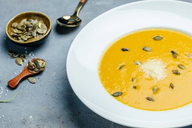 Vejetaryen kabak kremalı çorba ve tohumlar. Yemek tarifi geçmişi. Kapat..