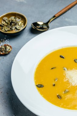 Kukla kremalı çorba püresi. Diyet yemeği, vejetaryen yemeği. dikey görüntü. en üstteki görünüm.