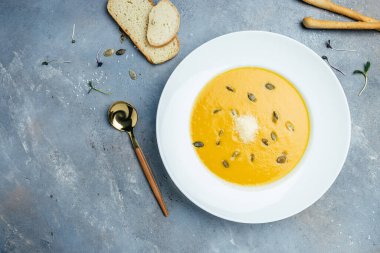 Balkabağı geleneksel kremalı çorba. Mevsimlik sonbahar yemekleri kabak çekirdekli balkabağı çorbası. afiş, menü, metin için tarif yeri, üst görünüm.