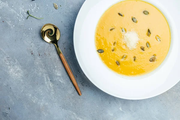 Balkabağı çorbası, mevsimlik sonbahar yemekleri, kabak çekirdekli balkabağı çorbası. afiş, menü, metin için tarif yeri, üst görünüm,