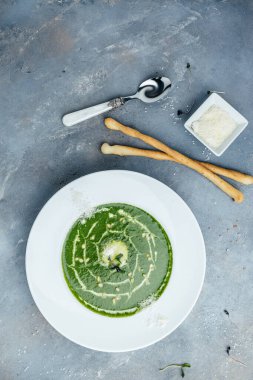 Brokoli, parmesanlı ıspanak kremalı çorba, vejetaryen yemeği. dikey görüntü. en üstteki görünüm.