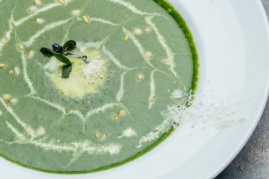 Kremalı ıspanak çorbası. Vejetaryen yemeği. Detoks ve sağlıklı yiyecek kasesi konsepti.