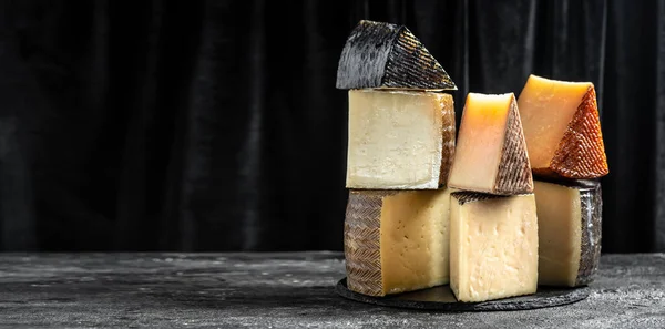 Bayat Peynir Spanyolca Sert Peynir Kompozisyonu Uzun Pankart Biçimi — Stok fotoğraf