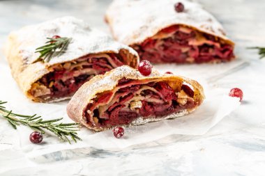 Kirazlı bisküvi. Kirazlı turta. Kirazlı, kızılcıklı ve cevizli tatlı..