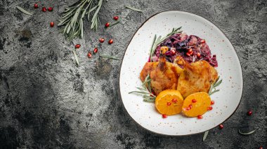 Ev yapımı kızarmış ördek budu, kırmızı lahana. afiş, menü, metin için tarif yeri, üst görünüm.