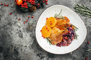 Ev yapımı kızarmış ördek budu, kırmızı lahana. afiş, menü, metin için tarif yeri, üst görünüm.
