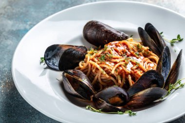 midye ve makarna. Deniz mahsullü spagetti makarna ve midye. Yemek tarifi geçmişi. Kapat..