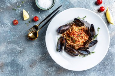 Geleneksel İtalyan deniz ürünleri makarnası. Beton zemin üzerinde istiridye soslu spagetti alle Vongole. afiş, menü, metin için tarif yeri, üst görünüm.