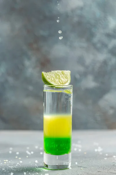 Mexikanska Alkoholhaltiga Drinkar Skjutna Tillverkad Absinthe Lemon Fresh Grenadine Grön — Stockfoto