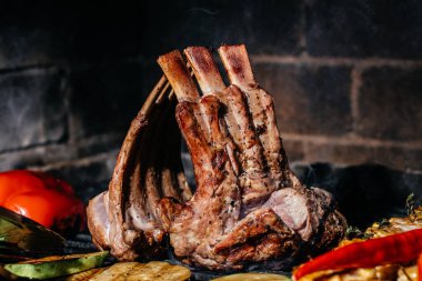 Izgara kuzu pirzolası. Kızarmış Dikdörtgen Kuzu Pirzolası. Restoran menüsü, yemek kitabı tarifi.