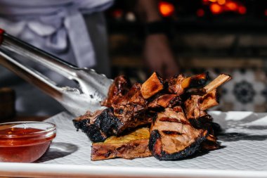 Izgara kuzu pirzolası. Barbekü yemeği. Kovulmuş Barbekü, Restoran menüsü, Yemek Kitabı tarifi,