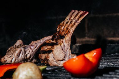 Izgarada ızgara kuzu kaburgası ızgara arka planda taze kuzu pirzolası. Kovulmuş Barbekü, Mutfak, Yemek pişirme, Fırın Konsepti,