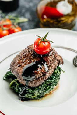 Ispanaklı sığır filetosundan madalyon bifteği, dikey görüntü. Üst Manzara. metin için yer,