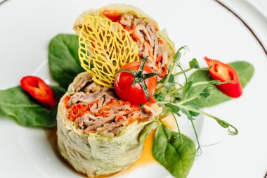 Geleneksel doldurulmuş lahana ruloları ve kıyma. Yemek tarifi geçmişi. Kapat..