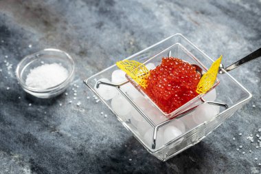 Kristal bir kasede buzlu lezzetli kırmızı havyar. afiş, menü, metin için tarif yeri, üst görünüm.