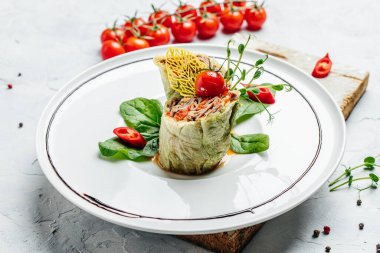 Lahana ruloları kıyma ile doldurulmuş. Restoran menüsü, diyet, yemek kitabı tarifi..