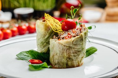Lahana ruloları kıyma ile doldurulmuş. Lezzetli dengeli gıda konsepti.