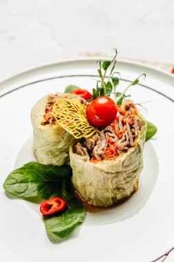 Lahana ruloları kıyma ile doldurulmuş. dikey görüntü. Üst Manzara. metin için yer.