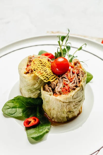 Lahana ruloları kıyma ile doldurulmuş. dikey görüntü. Üst Manzara. metin için yer.