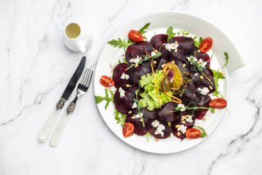 Feta ve roka ile pancar carpaccio. afiş, menü, metin için tarif yeri, üst görünüm.