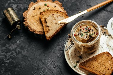 Koyu arka planda tavuk ciğeri ezmesi, tavuk ciğeri ezmesi. afiş, menü, metin için tarif yeri, üst görünüm.
