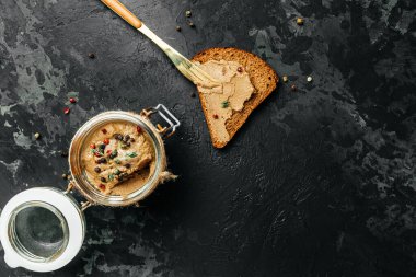 Karaciğer ezmeli kızarmış ekmek. Cam kavanozda ev yapımı tavuk ciğeri ezmesi. Mutfağa koşun. afiş, menü, metin için tarif yeri, üst görünüm.